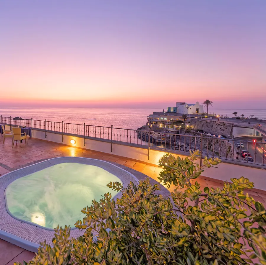 La terrazza dell’Hotel Nettuno a Ischia al tramonto