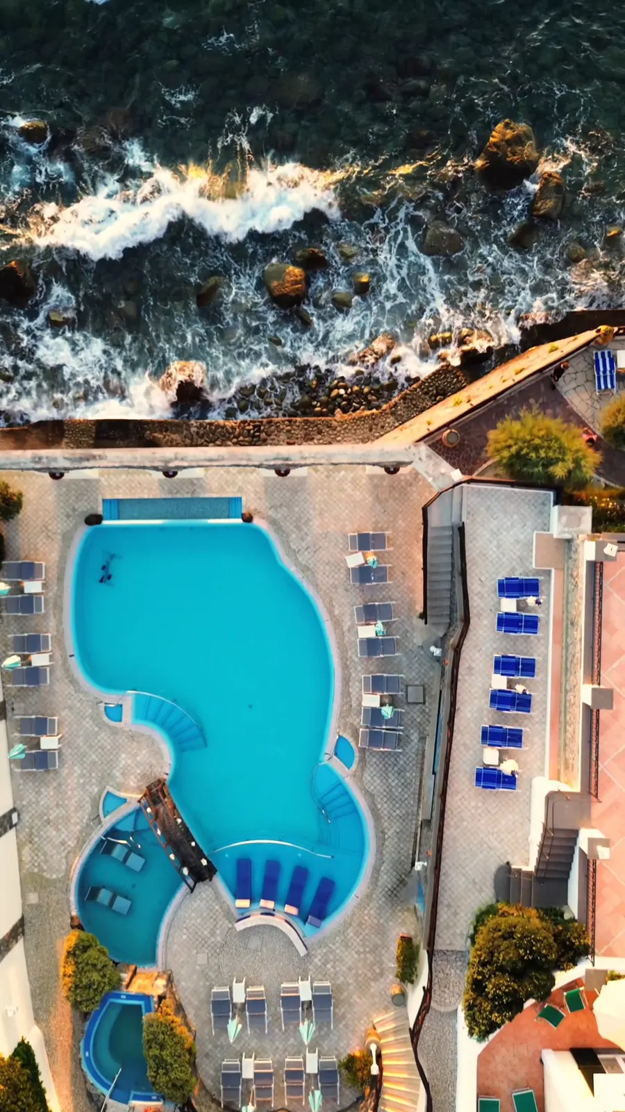 Hotel Tritone a Ischia visto dall’alto, con la piscina sul mare