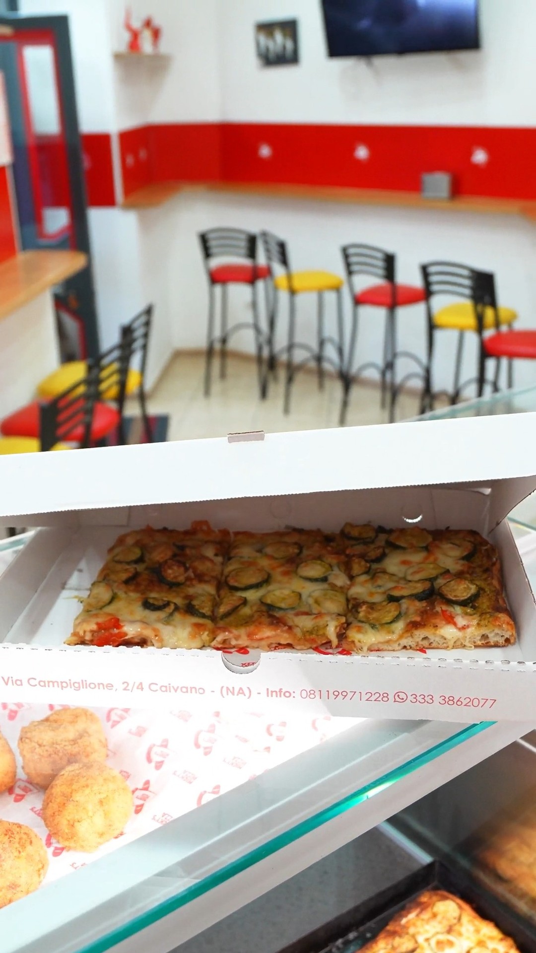 Pizza in teglia e specialità fritte nel locale Micky’s Pizza